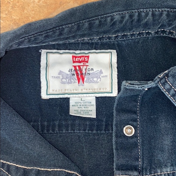 Vintage Levi’s denim shirt - Picture 3 of 4